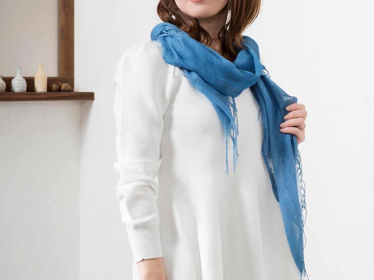 天然インディゴで染めたボタニカルストール（淡色）