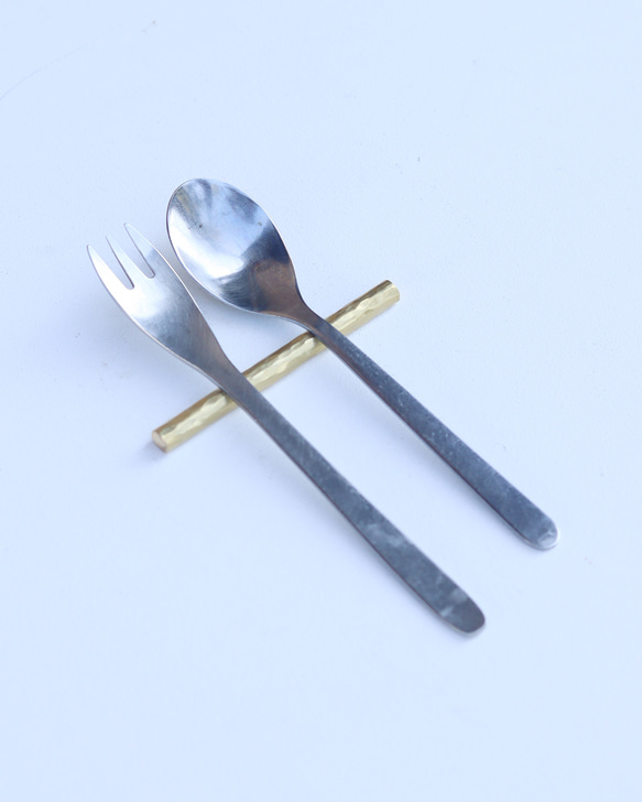 鎚目模様の真鍮カトラリーレスト［　slim　］ 3枚目の画像