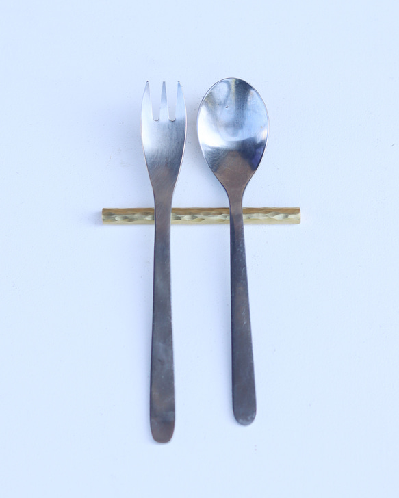 鎚目模様の真鍮カトラリーレスト［　slim　］ 5枚目の画像