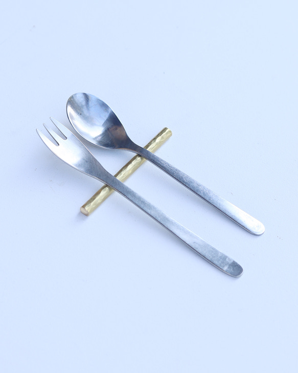 鎚目模様の真鍮カトラリーレスト［　slim　］ 4枚目の画像