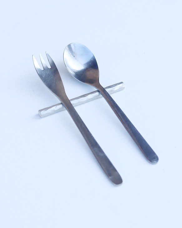 鎚目模様の真鍮カトラリーレスト［　slim　］ 9枚目の画像