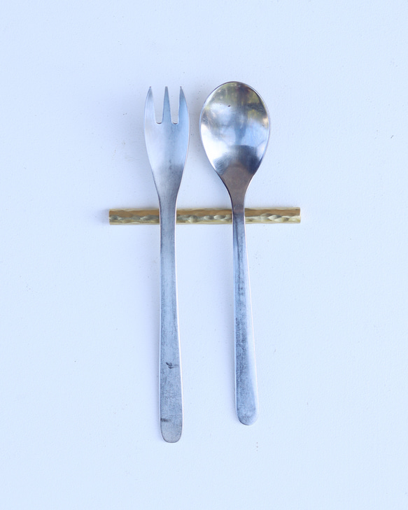 鎚目模様の真鍮カトラリーレスト［　slim　］ 7枚目の画像