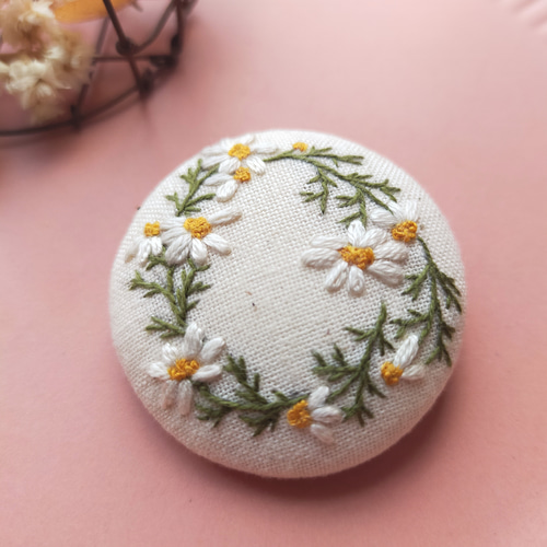 ナチュラル リース【カモミール 】 手刺繍ブローチ 38mm ブローチ  