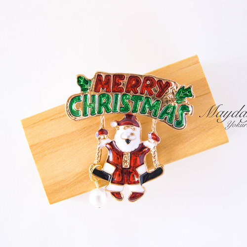 クリスマスブローチ・クリスマスを祝いてくれるサンタさんのブローチ