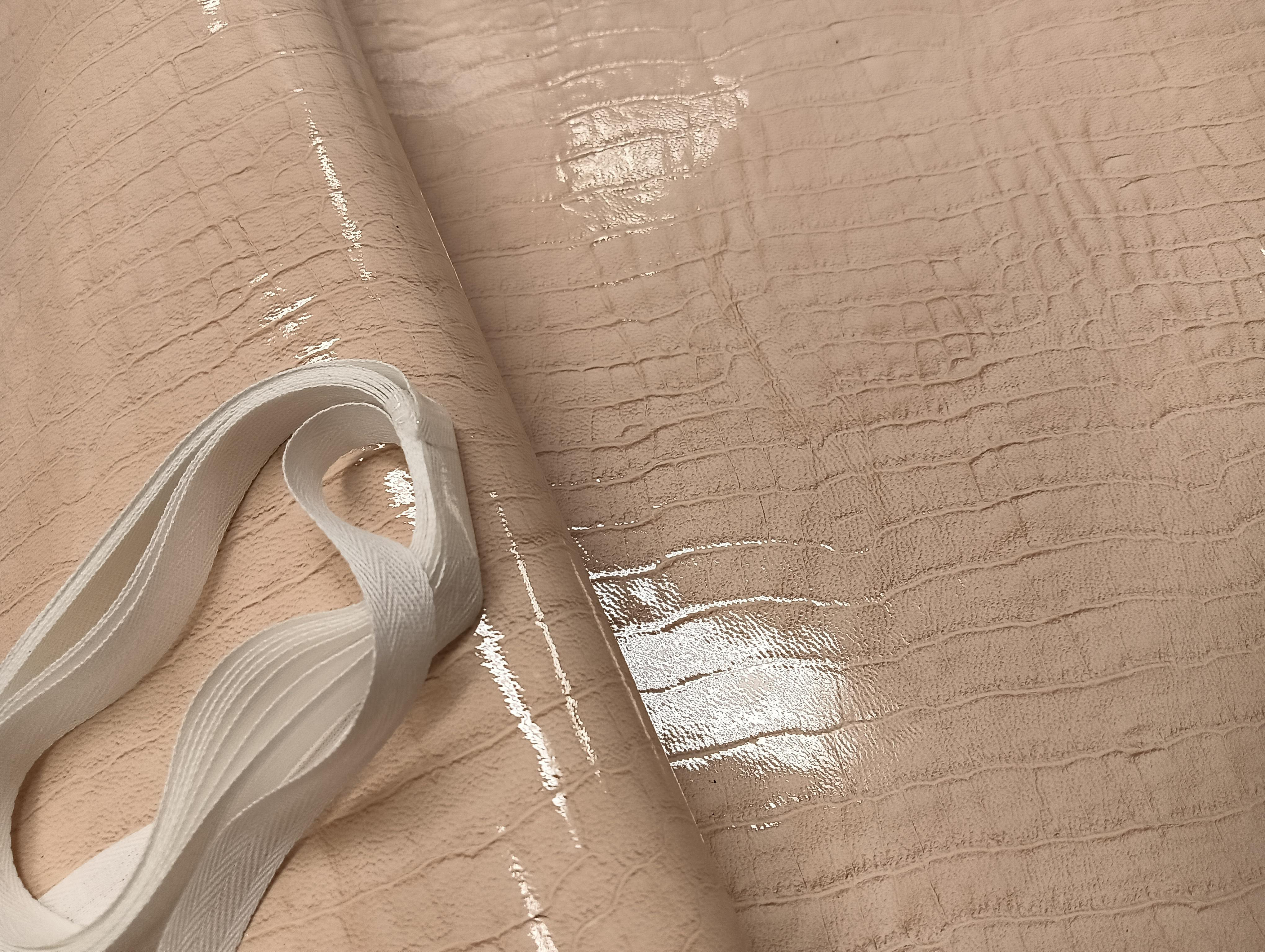 シープエナメル　ベージュ　90デシ程度　0.9mm程度