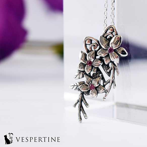 クレマチス：アンティーク調な花モチーフのネックレス：ロードライト