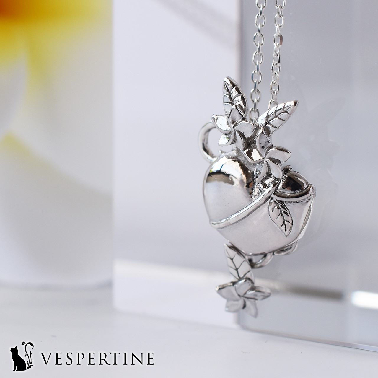 プルメリア：美しい南国ハワイの花と大きいハート：ネックレス、シルバー：女性、彼女への誕生日プレゼント、母の日