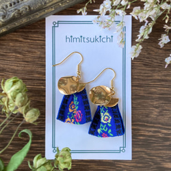 チロルリボンとメタルプレートのピアス・イヤリング 青 ブルー 紺色