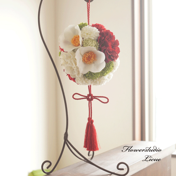 椿とダリアとマムの和風のボールブーケ ブーケ フラワースタジオ