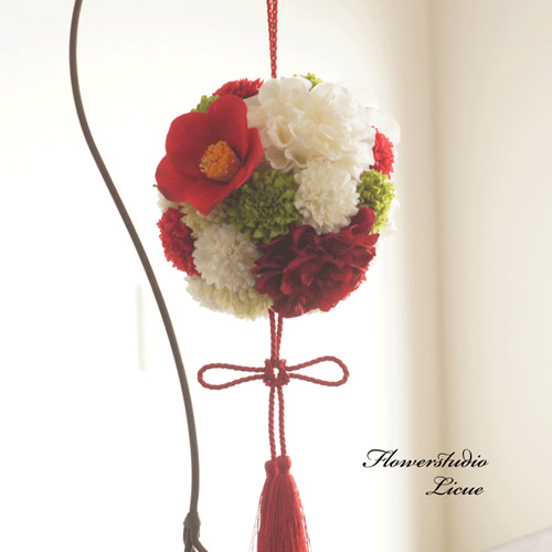 椿とダリアとマムの和風のボールブーケ ブーケ フラワースタジオ