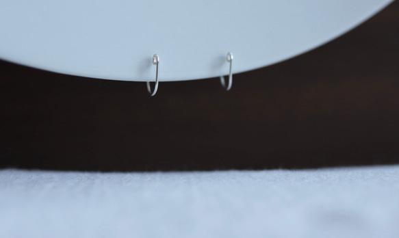 痛くないイヤリング/　シルバーの小さなフープイヤリング　ピアス見え　小ぶり　かっこいい　シンプル　普段使い　大人　メンズ 2枚目の画像