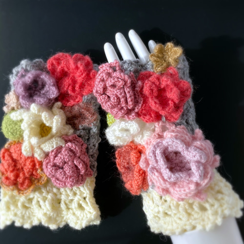 薔薇のミトン美肌 あったかいグレー花手袋＊手編みニットフラワー