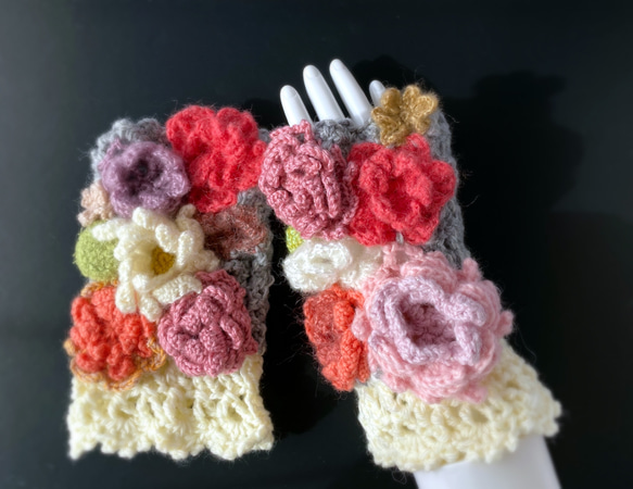 薔薇のミトン美肌 あったかいグレー花手袋＊手編みニットフラワー