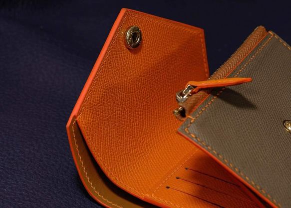 高級革使用　手縫い　三つ折り財布　エトゥープxオレンジ　コンパクト　ミニウォレット　財布　エプソン革　小物入れ　 4枚目の画像
