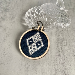 ミニ刺繍枠入りこぎん刺し/猫のまなぐ/ネイビー/mini embroidery frame_navyblue 1枚目の画像