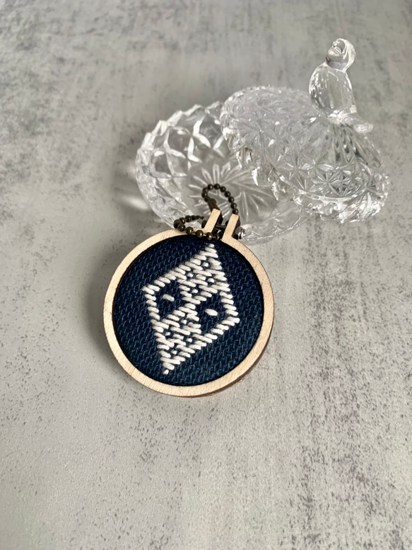 ミニ刺繍枠入りこぎん刺し/猫のまなぐ/ネイビー/mini embroidery frame_navyblue 1枚目の画像