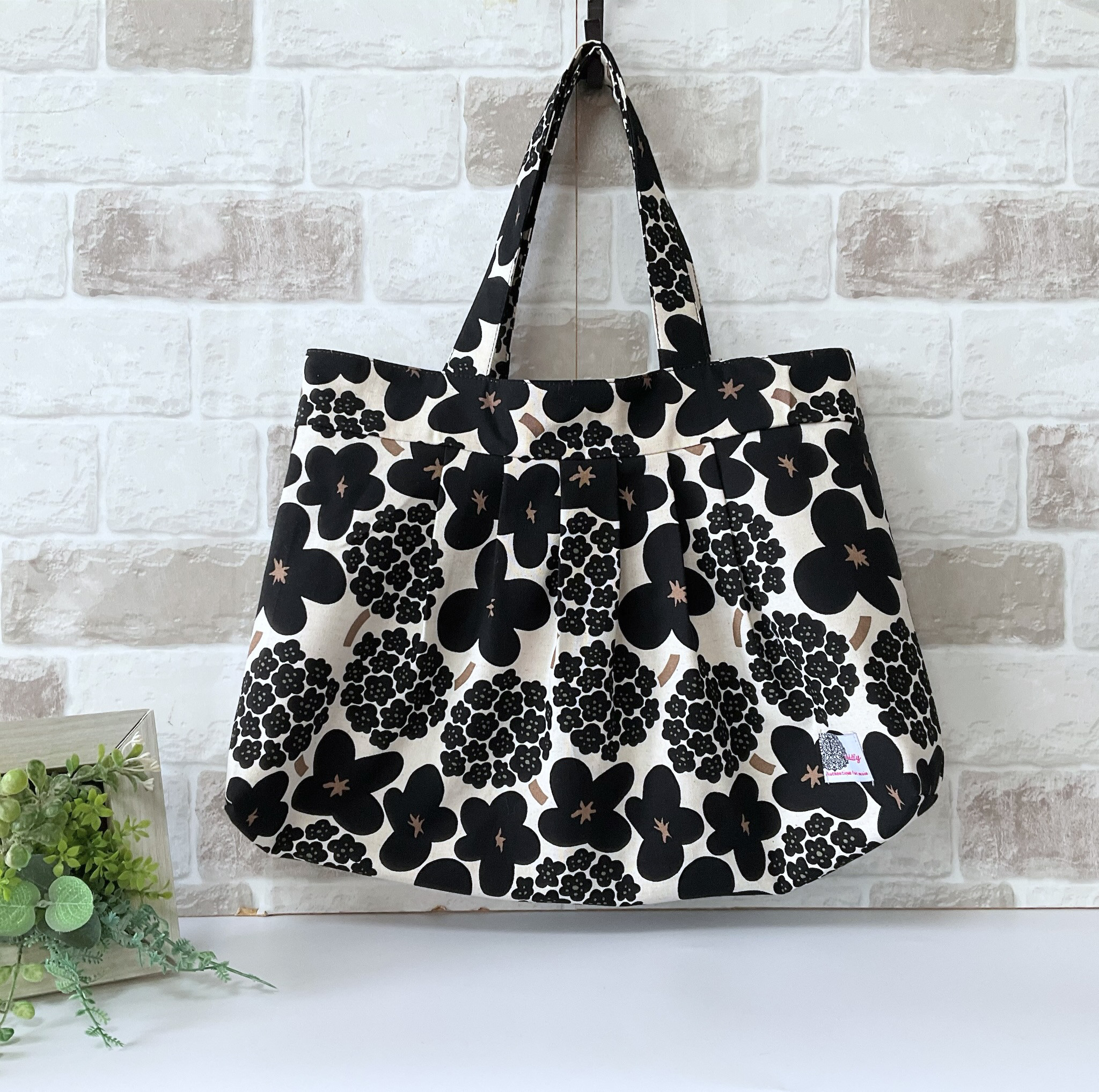 【 Lサイズ】ブーケ柄 綿麻グラニーバッグ ブラック ＜A4サイズ入ります＞　[ファスナー付きに変更可能]