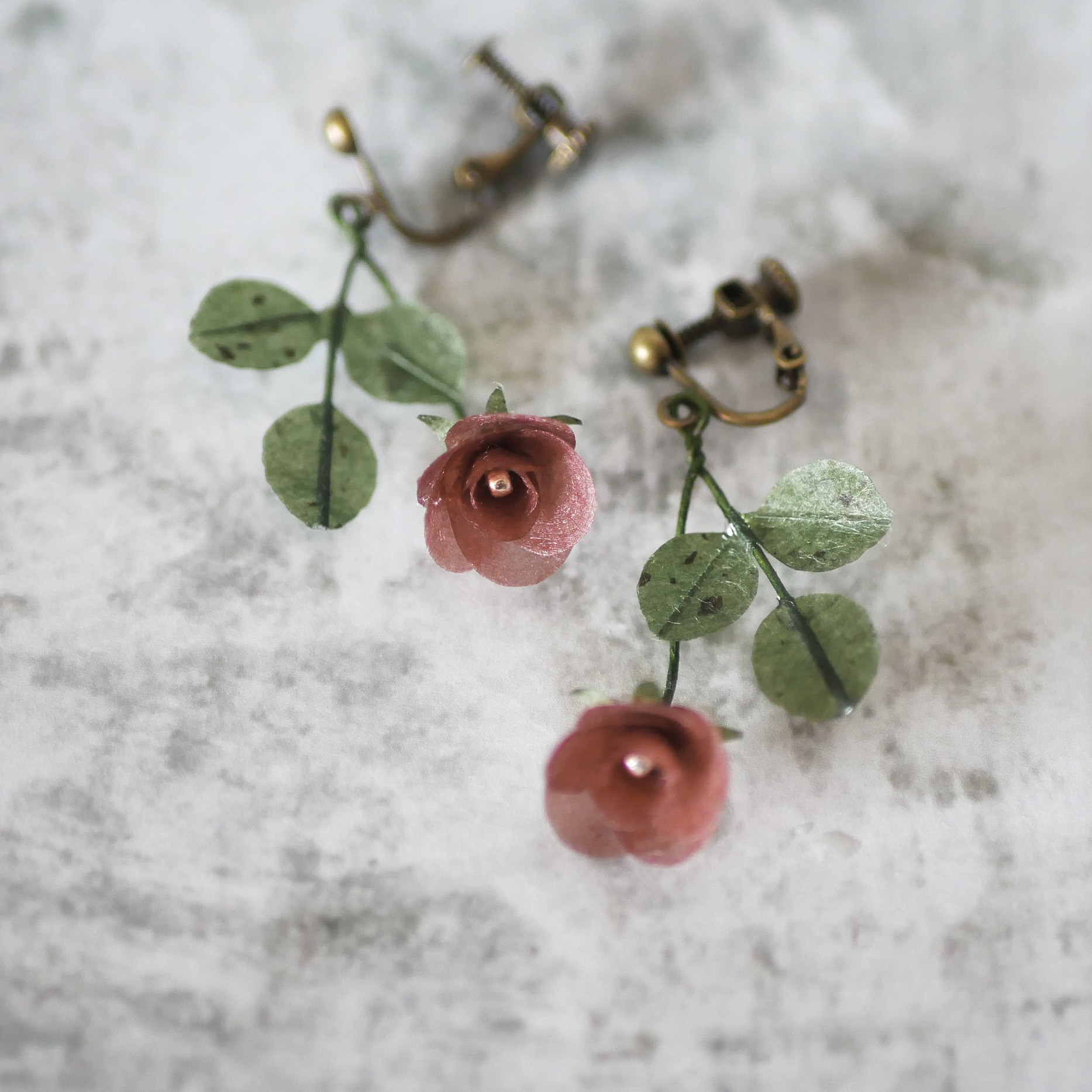 和紙の花 「小径のばら」あずき イヤリング／ピアス ブラウン