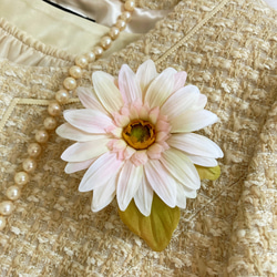 白いガーベラ 布花 コサージュ ２way 2枚目の画像