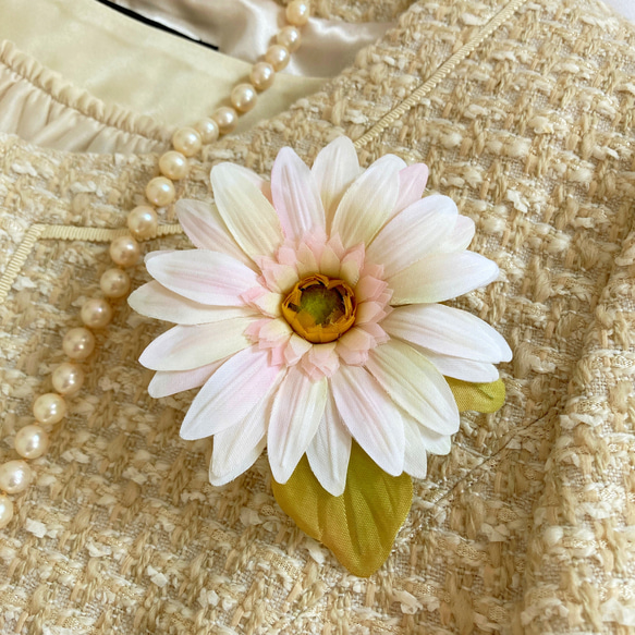 白いガーベラ 布花 コサージュ ２way 1枚目の画像