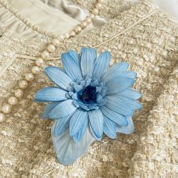 サックスブルーのガーベラ 布花 コサージュ ２way 1枚目の画像