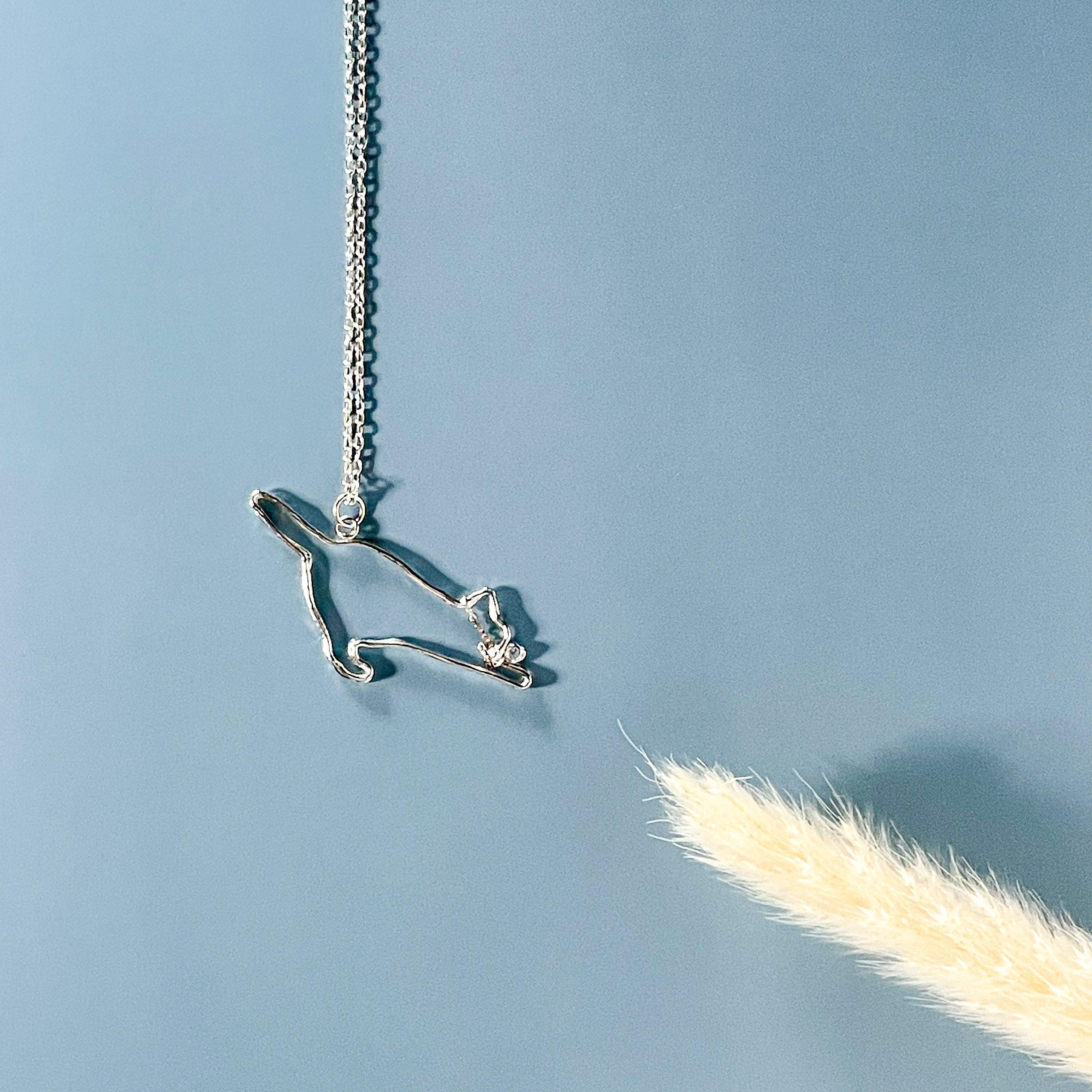 silver猫シルエットペンダント(合成宝石の首輪付き)