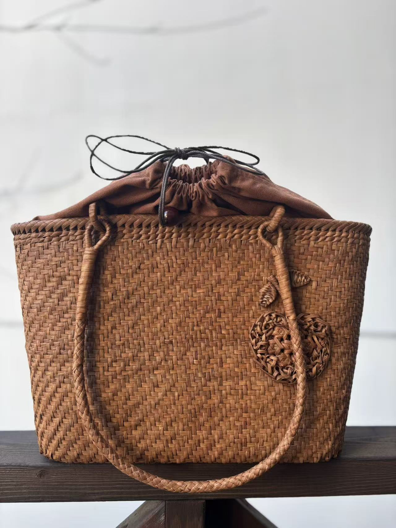 山葡萄籠バッグ　手作り　かごバッグ　網代編み、花編み　オリジナルデザイン　肩掛けタイプ