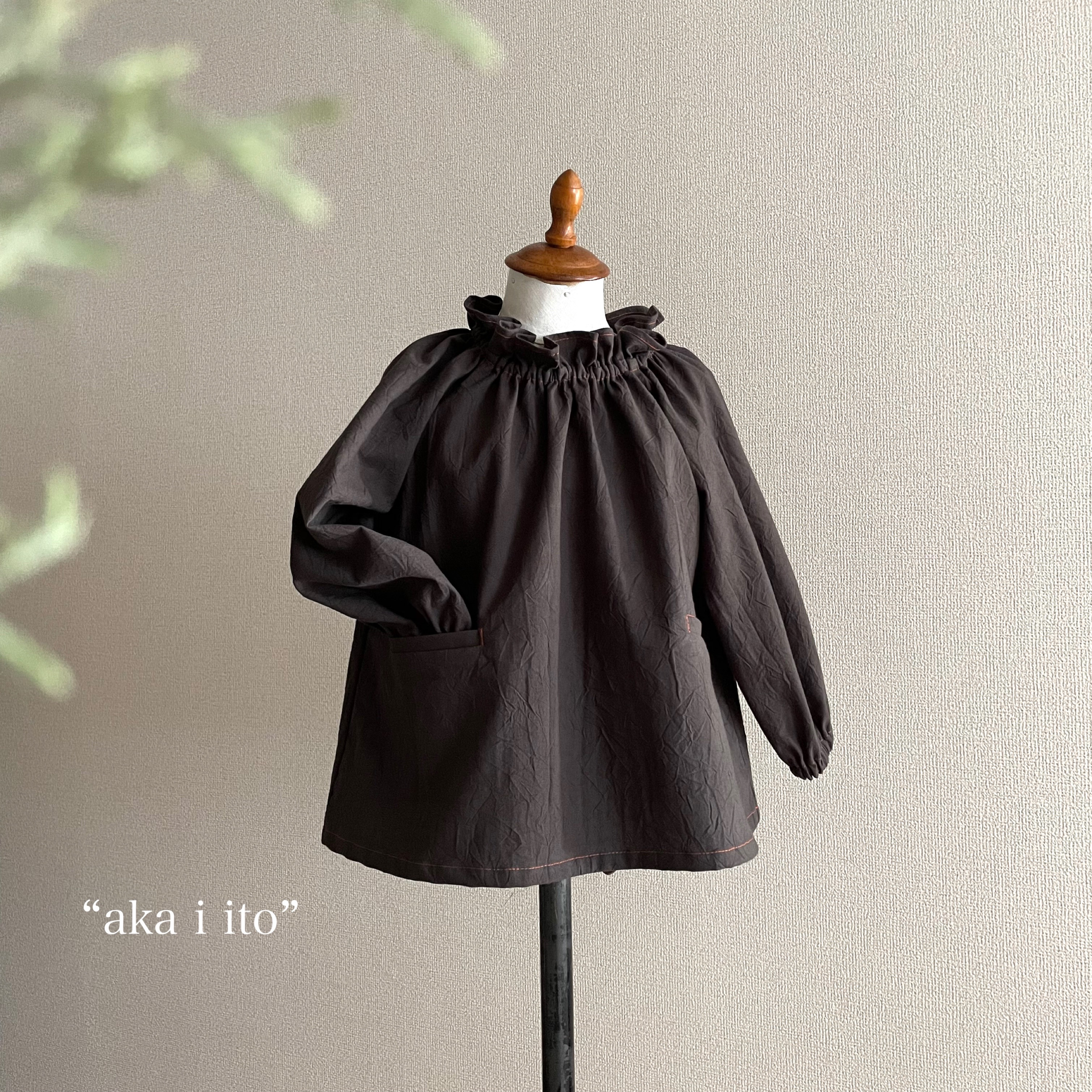 ✂︎ “aka i ito” スミクロ　90-130size  隠しポケット付き　立ち襟スモックブラウス 入園入学