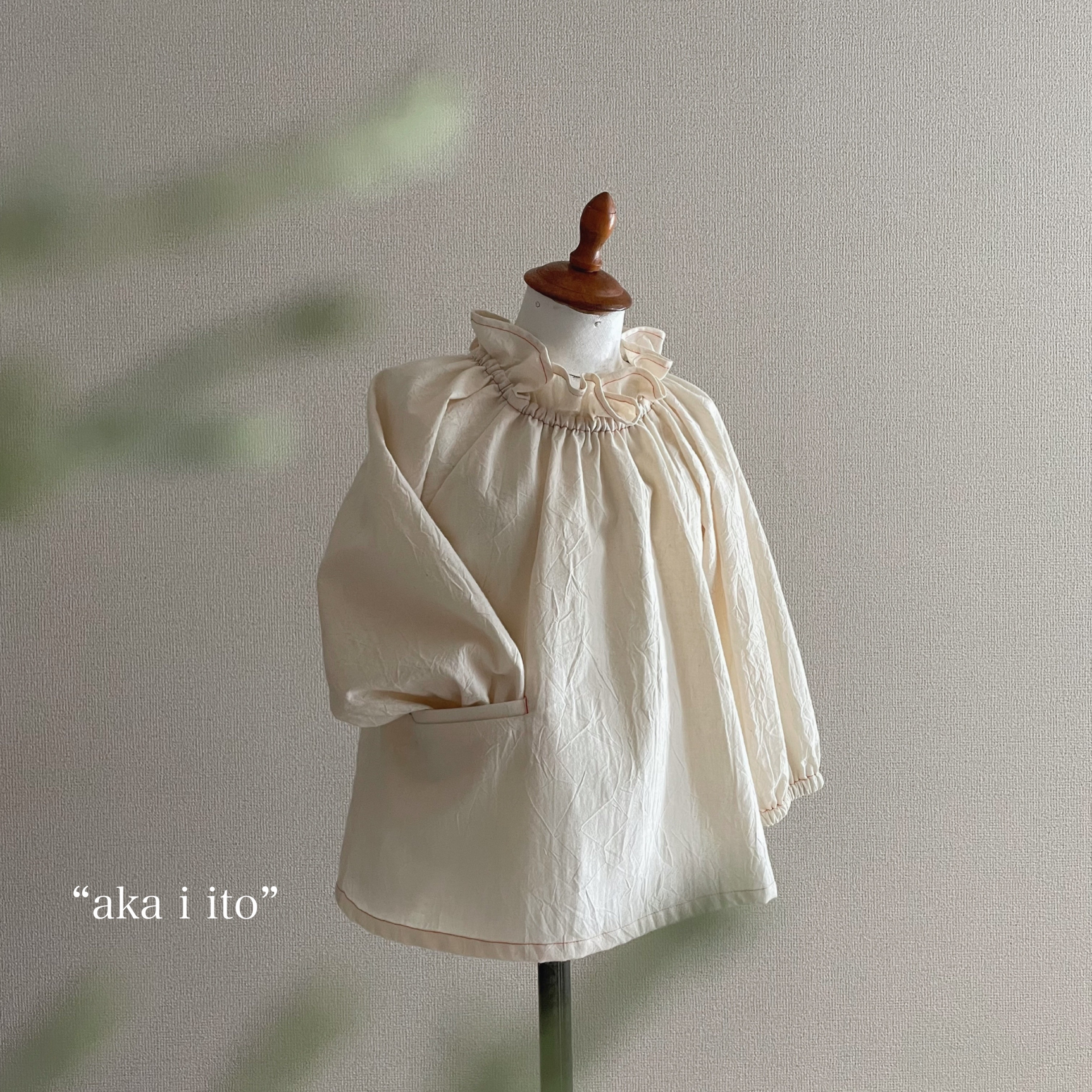 ✂︎“aka i ito” キナリ　90-130size 隠しポケット付き　立ち襟風スモックブラウス　入園入学