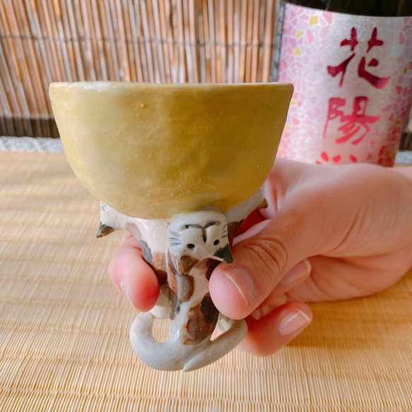 [貓陶器作為禮物] 酒杯狀的酒杯，由三個面容的神光所支撐 妖怪陶器 第4張的照片