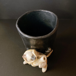 [作為禮物的貓陶器] 貓又的茶杯站在旁邊，拿著一個 1.8 升的瓶子，上面寫著“一起喝” Yokai 陶器 第6張的照片