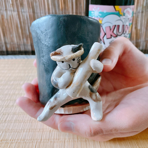 [作為禮物的貓陶器] 貓又的茶杯站在旁邊，拿著一個 1.8 升的瓶子，上面寫著“一起喝” Yokai 陶器 第1張的照片