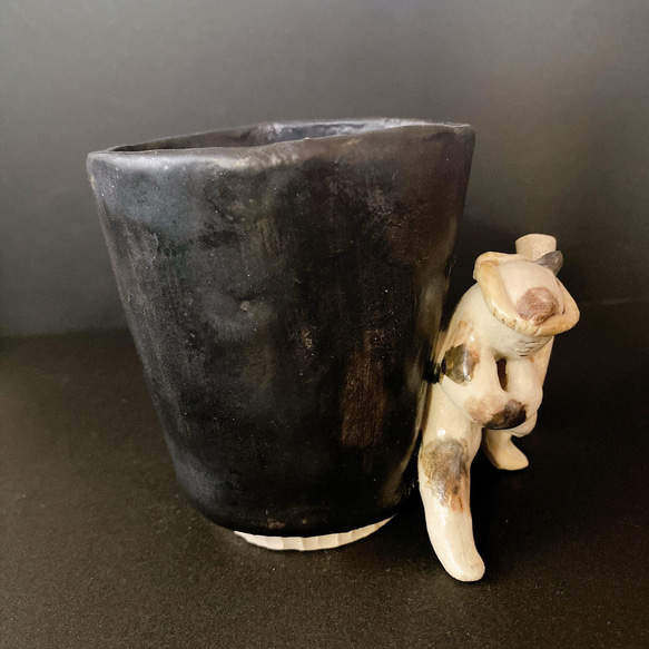 [作為禮物的貓陶器] 貓又的茶杯站在旁邊，拿著一個 1.8 升的瓶子，上面寫著“一起喝” Yokai 陶器 第5張的照片