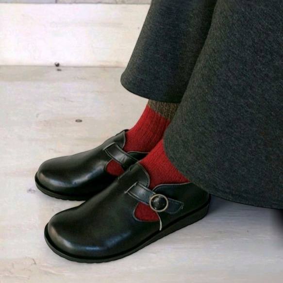 輕鬆剪裁，輕便，寬鬆版型，成人休閒，柔軟，32號套腳短靴，適合任何風格。 第1張的照片