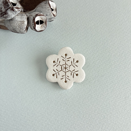 陶ブローチ【雪の花】冬のおしゃれに寄り添うナチュラルアクセサリー