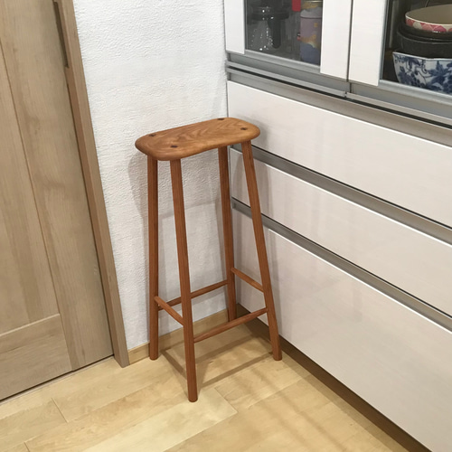 軽くてコンパクトなキッチンスツール〜チェリーなど材を選べます 椅子