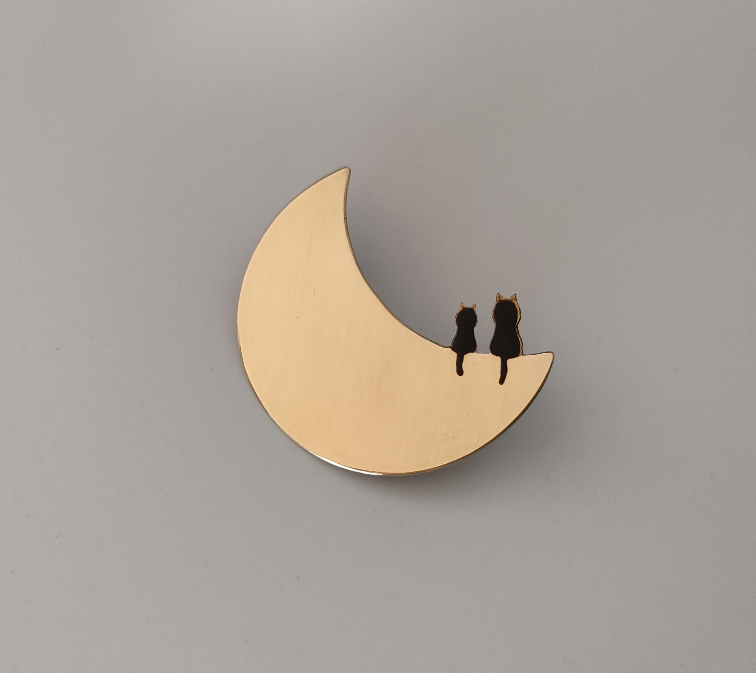 月と二匹の黒ねこブローチ