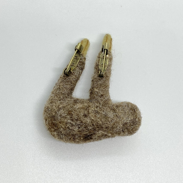羊毛フェルトのブローチ　ナマケモノの守蔵くん 2枚目の画像
