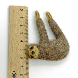 羊毛フェルトのブローチ　ナマケモノの守蔵くん 3枚目の画像