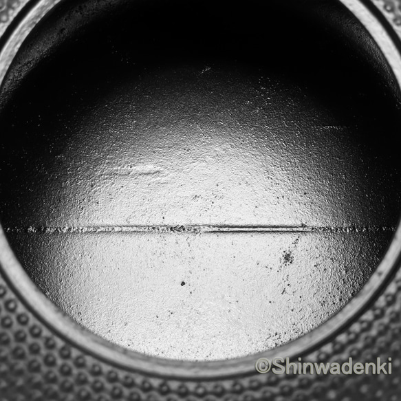 南部鉄器 鉄瓶 平形アラレ 宝小槌つまみ（黒）1.6L  黒焼付仕上 日本製 ガス・100V/200V IH対応 7枚目の画像