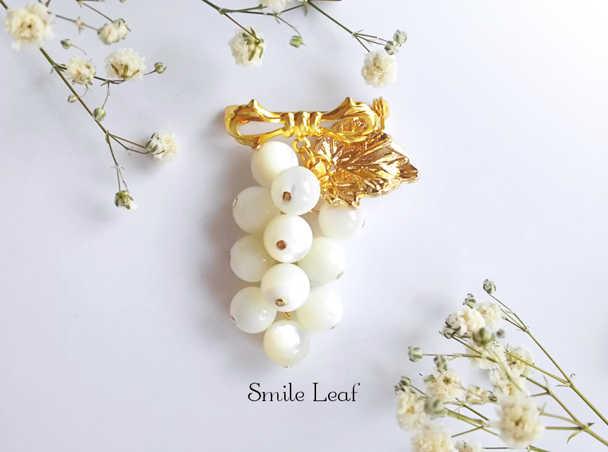 マザーオブパールの葡萄ブローチ