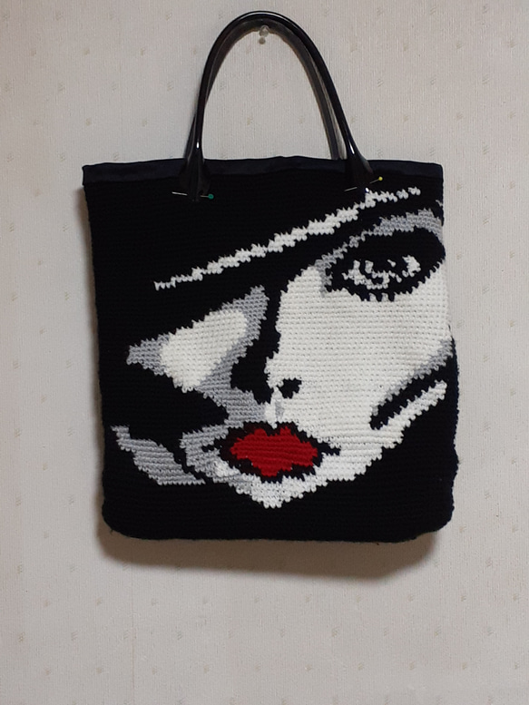 受注製作　　　　　　　　　　　　　　　黒、白、赤、グレー毛糸編みトートバッグ 1枚目の画像