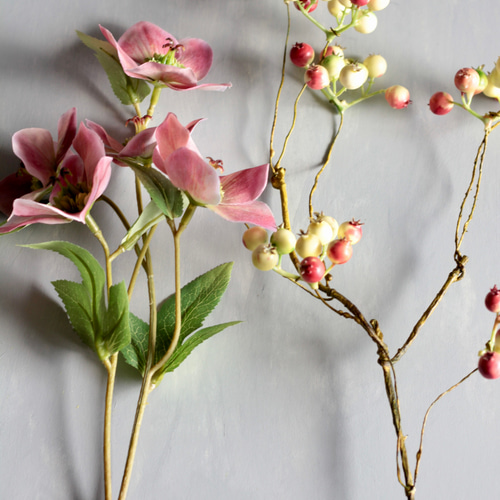 ホワイト、ピンククリスマスローズとベリー】｜アーティフィシャル