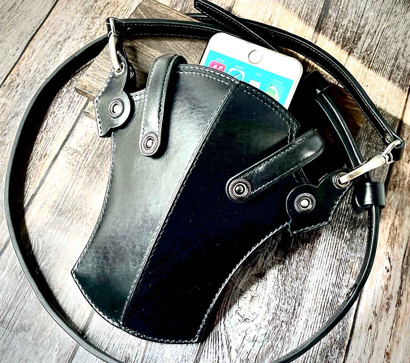 無骨堂　スマートフォンポーチ 「キュイラス」