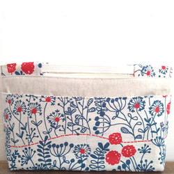 ●ファスナーポケット付きバッグインバッグ  生成地に赤草花柄　北欧柄 2枚目の画像