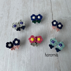 ピンクと紺の刺繍糸の小さなお花のイヤリング(レース編みイヤリング) 10枚目の画像