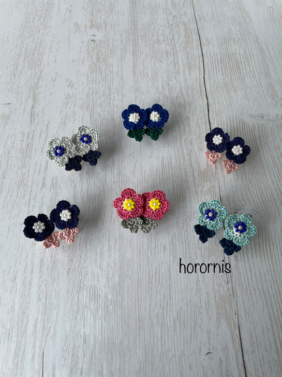 ピンクと紺の刺繍糸の小さなお花のイヤリング(レース編みイヤリング) 10枚目の画像