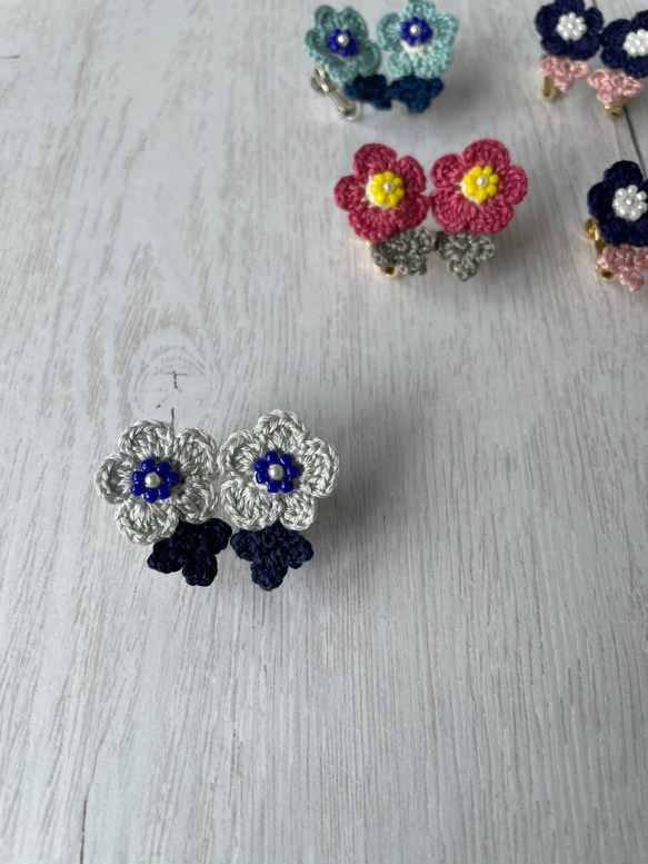 ピンクと紺の刺繍糸の小さなお花のイヤリング(レース編みイヤリング) 9枚目の画像