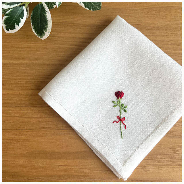 プレミアムver 一輪のバラ｜手刺繍で仕立てたリネンハンカチ（選べる布色・サイズ・名入れ対応）