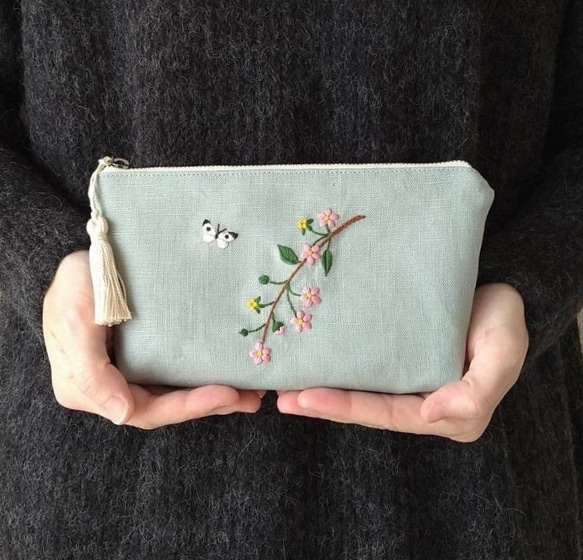 木苺の花とちょうちょ* 手刺繍入リネンポーチ Mサイズ ポーチ